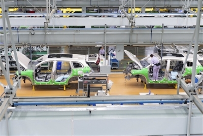 賽力斯鳳凰智慧工廠工人正在裝配汽車。記者 孫凱芳 攝